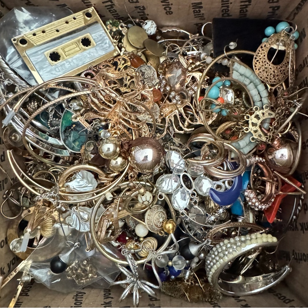 5 lb Earring Lot Mixed Craft Junk Wearable Bulk Upcycle Harvest Repurpose Resell - Picture 6 of 12